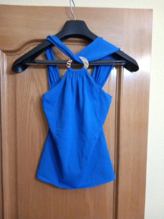 Top azul con anilla dorada