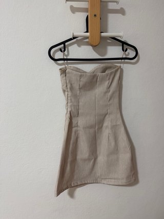Vestido palabra de honor beige corto