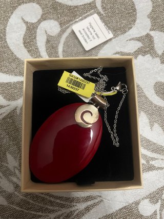 Colgante ovalado rojo con cadena