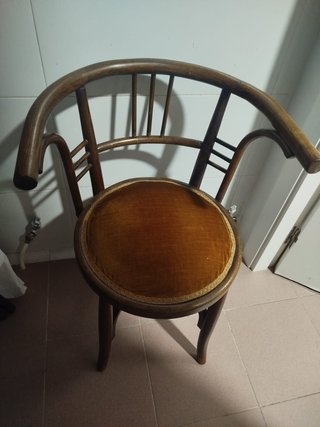 Silla antigua de madera y terciopelo