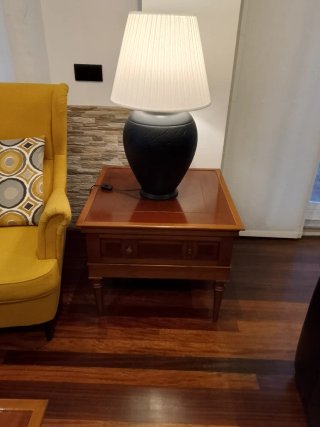 Mesa de madera con lámpara de cerámica
