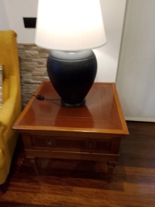 Mesa de madera con lámpara de cerámica