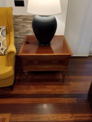 Mesa de madera con lámpara de cerámica