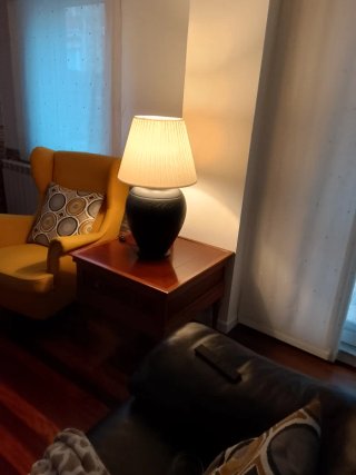 Mesa de madera con lámpara de cerámica
