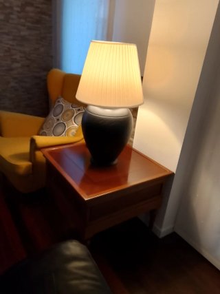 Mesa de madera con lámpara de cerámica