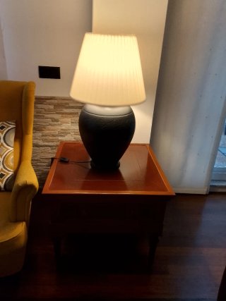 Mesa de madera con lámpara de cerámica