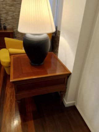 Mesa de madera con lámpara de cerámica