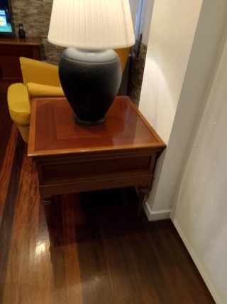 Mesa de madera con lámpara de cerámica