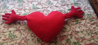 Cojín Corazón Rojo con Brazos