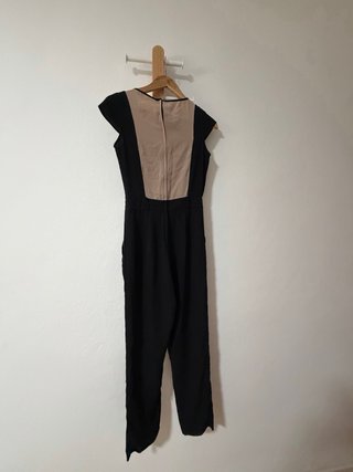 Mono elegante con encaje