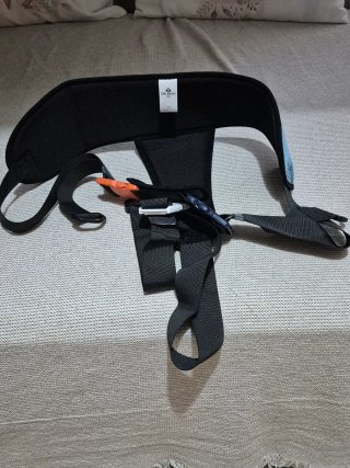 Arnés para silla de ruedas ajustable.