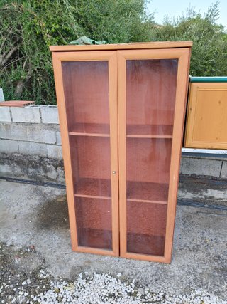 Vitrina de madera con puertas de cristal