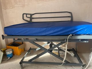 Cama articulada eléctrica con barandillas