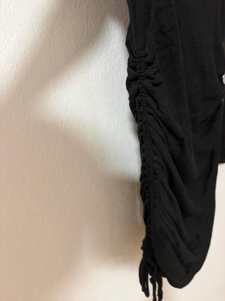 Vestido negro manga larga fruncido