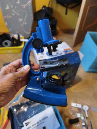 Microscopio infantil azul con accesorios