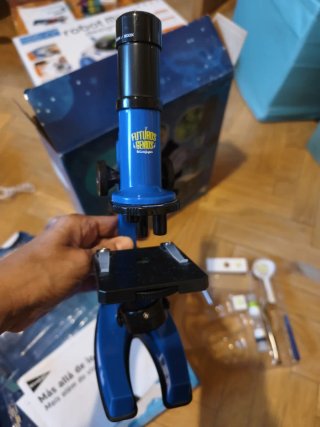 Microscopio infantil azul con accesorios
