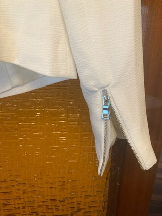 Americana blanca con cremalleras