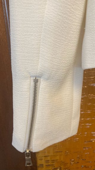 Americana blanca con cremalleras
