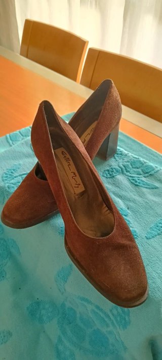Bolso y zapato salón ante marrón