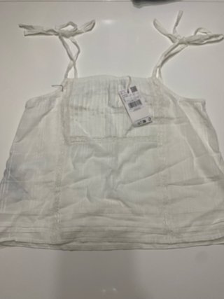 Camiseta de tirantes blanca con lazada