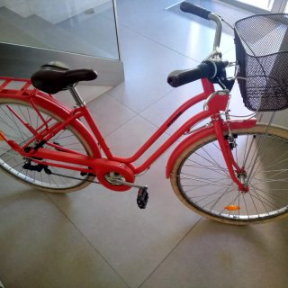 Bicicleta de paseo roja con cesta
