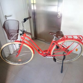 Bicicleta de paseo roja con cesta