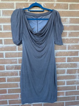 Vestido sedoso gris ceñido