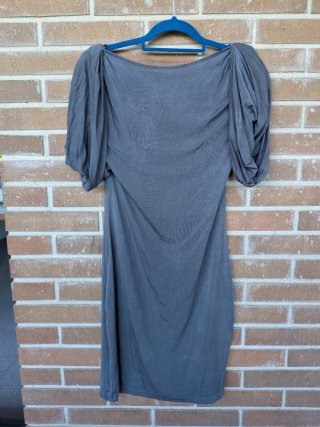 Vestido sedoso gris ceñido