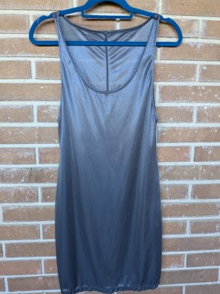 Vestido sedoso gris ceñido