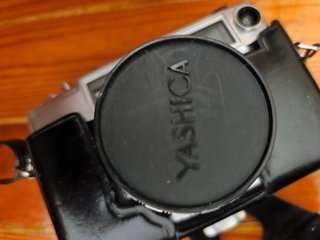 Cámara de fotos analógica y monedas