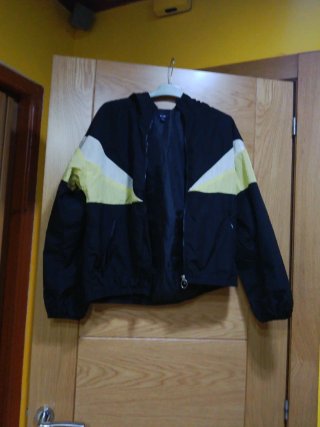 Chaqueta fina Kiabi negra y amarilla