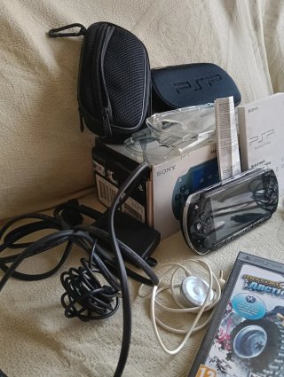Sony PSP Nera con Accessori e Giochi