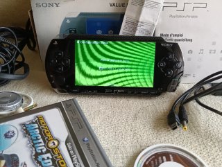 Sony PSP Nera con Accessori e Giochi