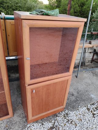 Vitrina de madera con cristal
