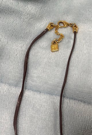 Collar Uno de 50 Libélula Dorada Cuero