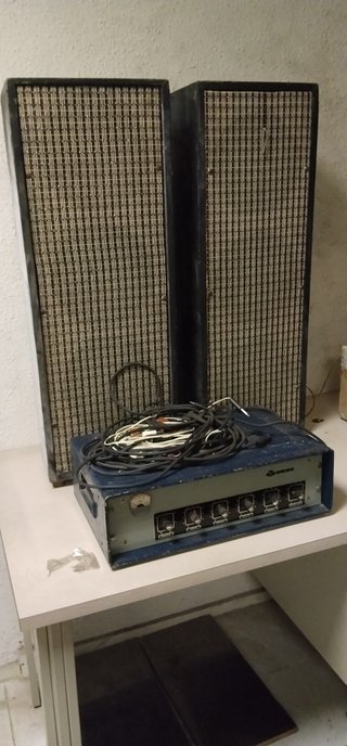 Amplificador antiguo con altavoces