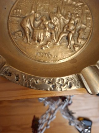 Cenicero de Bronce con Escena Portuguesa