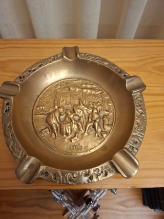 Cenicero de Bronce con Escena Portuguesa