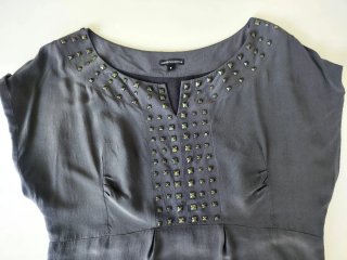 Vestido de seda con tachuelas