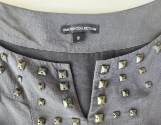 Vestido de seda con tachuelas