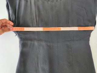 Vestido de seda con tachuelas