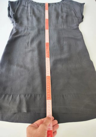 Vestido de seda con tachuelas