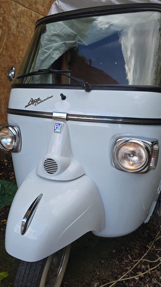 Foodtruck Piaggio Vespa Trike Marrón y Blanco