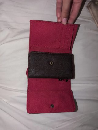 Monedero rojo desigual