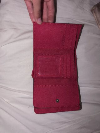 Monedero rojo desigual