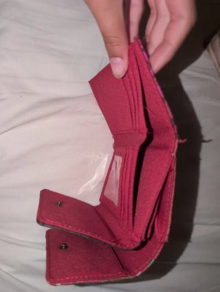 Monedero rojo desigual