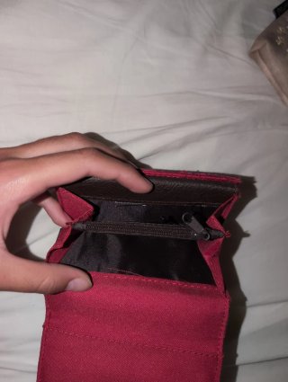 Monedero rojo desigual