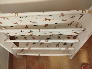 Estantería infantil de libros de tela con animales