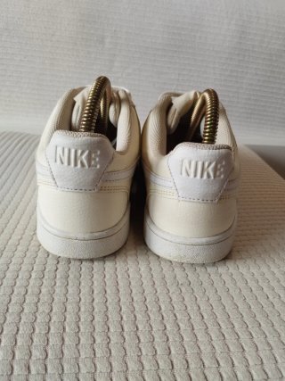 Zapatillas Nike Beige y Blancas