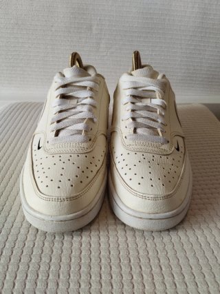 Zapatillas Nike Beige y Blancas